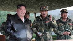 Severokorejský vůdce Kim Čong-un na inspekci tankové jednotky