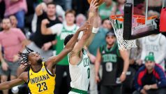 Basketbalisté Indiany byli po prvním postupu do semifinále NBA po deseti letech blízko dalšímu překvapení, když v úvodním duelu sahali po výhře nad vítězem základní části Bostonem