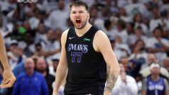 Luka Dončić se raduje z vítězné trojky v zápase proti Dallasu