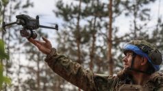 Ukrajinský voják v Donbaském regionu vypouští dron s granátem