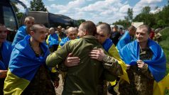 Ukrajinští váleční zajatci po výměně uprostřed ruského útoku na Ukrajinu
