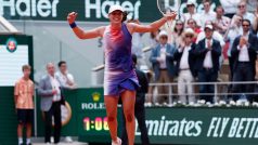 Polská tenistka Iga Šwiateková se raduje z titulu na turnaji French Open 2024