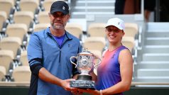 Iga Šwiateková a Tomasz Wiktorowski s trofejí pro vítěze French Open