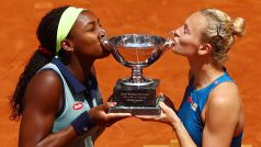 Američanka Coco Gauffová a Kateřina Siniaková slaví na Roland Garros titul ve čtyřhře