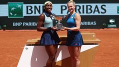 Cori Gauffová (vlevo) a Kateřina Siniaková s trofejí pro vítězky čtyřhry na Roland Garros