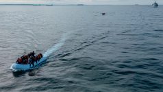 Migranti přejíždějící Lamanšský průliv v nafukovacích lodích