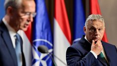 Maďarský premiér Viktor Orbán poslouchá generálního tajemníka NATO Jense Stoltenberga