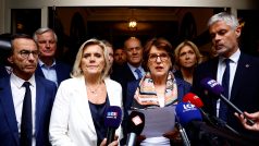 Annie Genevardová, generální tajemnice francouzské konzervativní strany Les Republicains, hovoří na tiskové konferenci po mimořádném zasedání