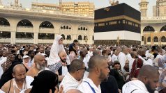 Muslimové přicházejí z celého světa, aby se mohli pomodlit u Kaaby v Mekce v Saúdské Arábii
