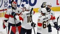 Hokejisté Floridy vyhráli třetí duel finále play-off NHL nad Edmontonem 4:3, v sérii vedou 3:0 na zápasy a v noci na neděli mohou získat první Stanley Cup v klubové historii