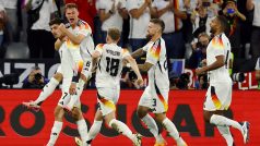 Němečtí fotbalisté se radují z proměněné penalty Kaie Havertze