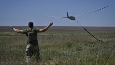 Ukrajinský voják 148. samostatné dělostřelecké brigády ukrajinských vzdušných sil vypouští americký průzkumný dron.