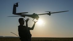 Ukrajinský voják vypouští průzkumný dron středního doletu typu Vector, který létá nad pozicemi ruských vojsk v Charkovské oblasti