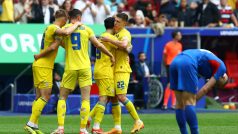 Ukrajinští fotbalisté se radují ze vstřeleného gólu na 2:1 v duelu proti Slovensku