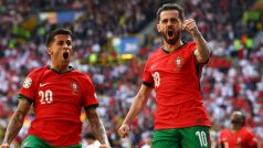 Bernardo Silva oslavuje gól do sítě Turecka