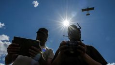 Ukrajinští vojáci se učí ovládat FPV dron zvaný Šipka s pevnými křídly