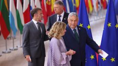 Francouzský prezident Emmanuel Macron, maďarský premiér Viktor Orban a italská premiérka Giorgia Meloniová se během summitu lídrů Evropské unie v Bruselu