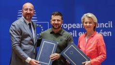 Předseda Evropské rady Charles Michel, ukrajinský prezident Volodymyr Zelenskyj a předsedkyně Evropské komise Ursula von der Leyenová podepsali bezpečnostní dohodu mezi EU a Ukrajinou