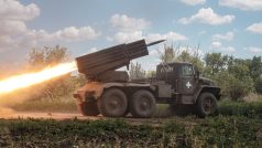 Ukrajinští vojáci střílí ze sovětského salvového raketometu BM-21 Grad