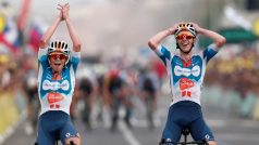 Úvodní etapu Tour de France z Florencie do Rimini ovládl francouzský cyklista Romain Bardet, který po 206 kilometrech spolu se stájovým kolegou z dsm–firmenich PostNL Nizozemcem Frankem Van den Broekem těsně dotáhl únik