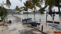 Pobřeží čtvrti St. Lawrence Gap po průchodu hurikánu Beryl na Barbadosu