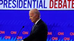 V devadesátiminutové debatě měl jedenaosmdesátiletý Biden problémy čelit útokům svého oponenta a působil zmateně