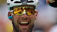 Mark Cavendish slaví triumf ve sprinterském dojezdu páté etapy Tour de France, který mu přinesl rekord