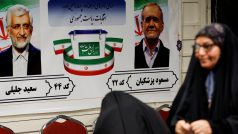 V druhém kole íránských prezidentských voleb zvítězil reformní kandidát Masúd Pezeškján (vpravo)