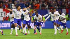 Francouzští fotbalisté porazili ve druhém čtvrtfinále mistrovství Evropy v Hamburku Portugalsko po bezbrankovém průběhu 5:3 na penalty a v úterý budou hrát v Mnichově se Španělskem o postup do finále