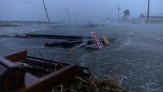 Trosky a voda po hurikánu Beryl pokrývají hlavní silnici v oblasti Surfside Beach v Texasu