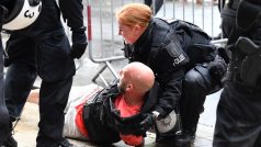 Policie musela zatknout několik příznivců nizozemských fotbalistů, kteří napadli fanoušky Anglie