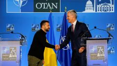 Ukrajinský prezident Volodymyr Zelenskyj a generální tajemník NATO Jens Stoltenberg na tiskové konferenci během summitu k 75. výročí založení NATO ve Washingtonu, USA, 11. července 2024.