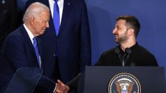 Ukrajinský prezident Volodymyr Zelenskyj a americký prezident Joe Biden si potřásají rukou na schůzce k dohodě o Ukrajině v rámci summitu k 75. výročí založení NATO ve Washingtonu 11. července 2024