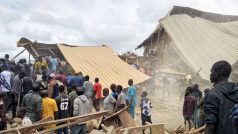 Třípatrová budova nigerijské školy vypadala, jako kdyby byla rozříznuta napůl