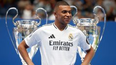 Fotbalista Kylian Mbappé už pózoval v dresu Realu Madrid