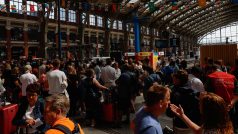 Lidé čekají na vlakovém nádraží Gare de Lille-Flandres po sérii koordinovaných akcí na francouzské vysokorychlostní vlakové síti, které přinesly velké narušení