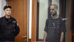 Americký novinář Evan Gershkovich během soudu v Rusku