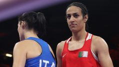 La pugile algerina Imán Khalífová dopo la vittoria sull'italiana Angela Carini