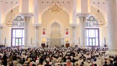 Lidé se účastní pohřbu zavražděného šéfa Hamásu Ismáíla Haníji v mešitě imáma Muhammada ibn Abd al-Wahhába v den jeho pohřbu v katarském Dauhá 2. srpna 2024, snímek pořízený z videa Katarské televize