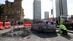 Odstraňování ohořelého auta po nočních násilných demonstracích proti imigrantům v britském Sunderlandu, 3. srpna 2024