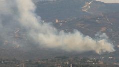 Kouř stoupá z Kfar Kila, uprostřed přeshraničních bojů mezi Hizballáhem a izraelskými silami, na snímku z Marjayounu u hranic s Izraelem, Libanon 3. srpna 2024