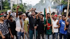 Demonstranti obsadili ulici během protestu požadujícího odstoupení bangladéšské premiérky Šajch Hasíny Vadžínové po protestech studentů proti reformě kvót, Dháka, Bangladéš, 4. srpna 2024