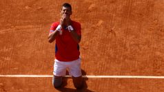 Srbský tenista Novak Djoković po vítězství v olympijském finále nad Španělem Carlosem Alcarazem