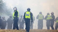 Policisté během protiimigračního protestu v britském Rotherhamu