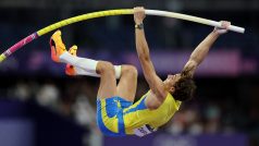 Švédský skokan o tyči Armand Duplantis při olympijském závodě v Paříži překonal světový rekord, když skočil 625 centimetrů