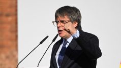 Katalánský expremiér Carles Puigdemont dorazil do Barcelony, promluvil na demonstraci