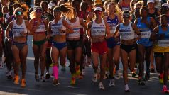 Na start olympijského maratonu vyběhla i Tereza Hrochová (růžové podkolenky) a Moira Stewartová