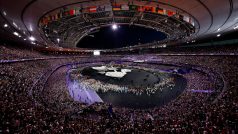 Paříž se na vyprodaném Stade de France loučí s olympijskými hrami