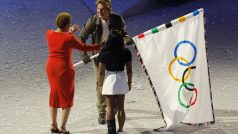 Herec Tom Cruise předává olympijskou vlajku starostce Los Angeles za doprovodu gymnastky Simone Bilesové