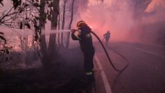 Hasiči u rozsáhlého požáru u města Dionysos nedaleko Atén